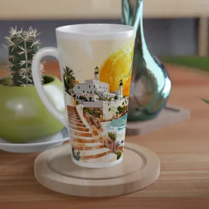 Ibiza Latte Tasse 440 ml mit stilisierter Küstenszene, Leuchtturm, weißer Architektur, türkisfarbenem Meer, großer goldener Sonne und Schriftzug Pure Vida Ibiza