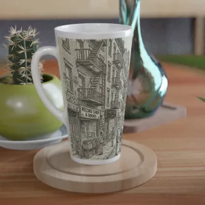 East Village Latte Tasse 440 ml mit gezeichneter New Yorker Straßenszene, Feuerleitern, Record Shop und Urban-Sketch-Optik