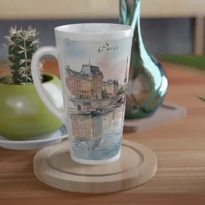 Paris Latte Tasse 440 ml mit Seine, Brücke, Booten, Uferweg und Eiffelturm im feinen Aquarellstil