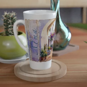 Andalusien Latte Tasse 440 ml mit weißem Torbogen, Bougainvillea, Terrakotta-Boden, Pflanzgefäßen und stiller Hofszene im poetischen Aquarellstil