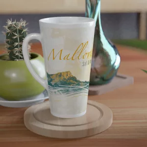 Mallorca Latte Tasse 440 ml mit Sol & Mar Motiv, großer Sonne, Meereslinien und mediterraner Landschaft auf weißer Keramik