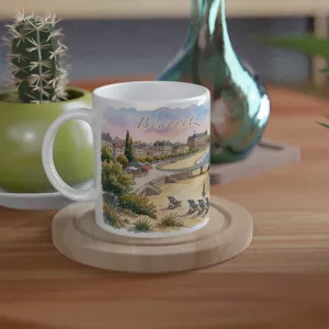 Biarritz Tasse 330 ml aus weißer Keramik mit Aquarellmotiv von Strand, Felseninsel, Leuchtturm, Booten und Küstenansicht in hellen Pastelltönen