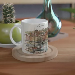 Lyon Tasse 330 ml mit Flussufer, Booten, farbigen Altstadthäusern und Stadtpanorama im Aquarellstil