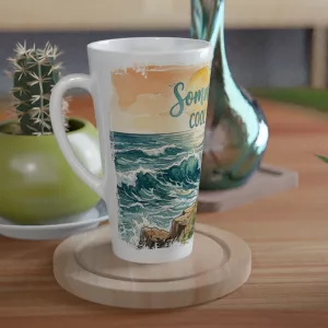 Latte Tasse 440 ml aus weißer Keramik mit Aquarellmotiv von Meer, Wellen, Frau, Dalmatiner, Gitarre und Schriftzug Summer Vibes Cool Coastal in warmen Sommerfarben