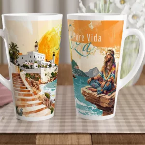 Ibiza Latte Tasse 440 ml mit stilisierter Küstenszene, Leuchtturm, weißer Architektur, türkisfarbenem Meer, großer goldener Sonne und Schriftzug Pure Vida Ibiza
