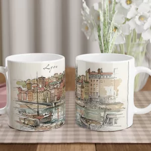 Lyon Tasse 330 ml mit Flussufer, Booten, farbigen Altstadthäusern und Stadtpanorama im Aquarellstil