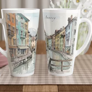 Annecy Latte Tasse 440 ml mit Kanal, Pastellhäusern, historischem Bauwerk und Bergkulisse im feinen Aquarellstil