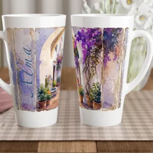 Andalusien Latte Tasse 440 ml mit weißem Torbogen, Bougainvillea, Terrakotta-Boden, Pflanzgefäßen und stiller Hofszene im poetischen Aquarellstil