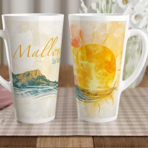 Mallorca Latte Tasse 440 ml mit Sol & Mar Motiv, großer Sonne, Meereslinien und mediterraner Landschaft auf weißer Keramik