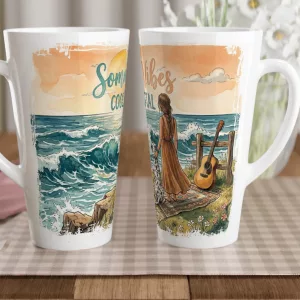 Latte Tasse 440 ml aus weißer Keramik mit Aquarellmotiv von Meer, Wellen, Frau, Dalmatiner, Gitarre und Schriftzug Summer Vibes Cool Coastal in warmen Sommerfarben