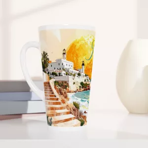 Ibiza Latte Tasse 440 ml mit stilisierter Küstenszene, Leuchtturm, weißer Architektur, türkisfarbenem Meer, großer goldener Sonne und Schriftzug Pure Vida Ibiza