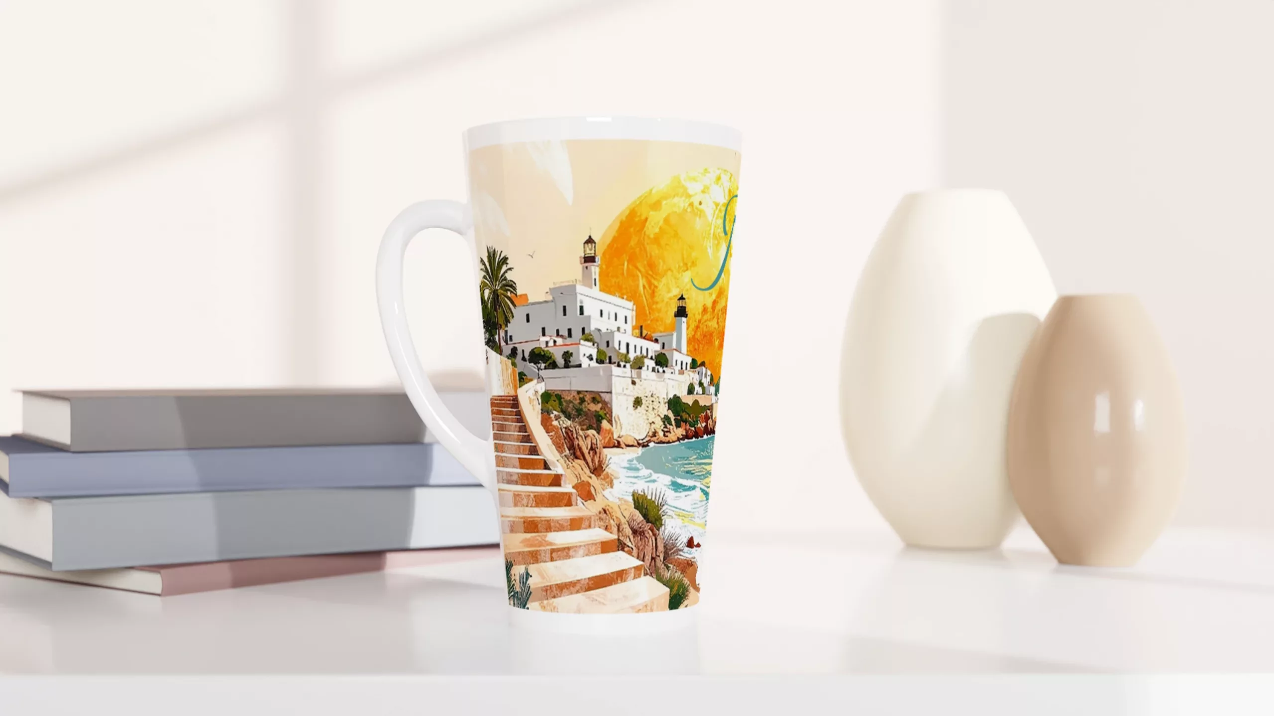 Ibiza Latte Tasse 440 ml mit stilisierter Küstenszene, Leuchtturm, weißer Architektur, türkisfarbenem Meer, großer goldener Sonne und Schriftzug Pure Vida Ibiza Ibiza Latte Tasse 440 ml mit stilisierter Küstenszene, Leuchtturm, weißer Architektur, türkisfarbenem Meer, großer goldener Sonne und Schriftzug Pure Vida Ibiza