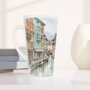 Annecy Latte Tasse 440 ml mit Kanal, Pastellhäusern, historischem Bauwerk und Bergkulisse im feinen Aquarellstil