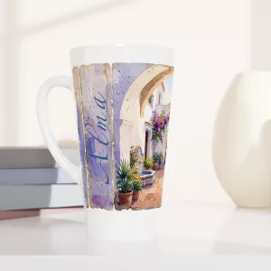 Andalusien Latte Tasse 440 ml mit weißem Torbogen, Bougainvillea, Terrakotta-Boden, Pflanzgefäßen und stiller Hofszene im poetischen Aquarellstil
