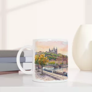Lyon Tasse 330 ml aus weißer Keramik mit Aquarellmotiv von Saône, Altstadtfassaden, Fourvière und Traboule in warmen Pastelltönen
