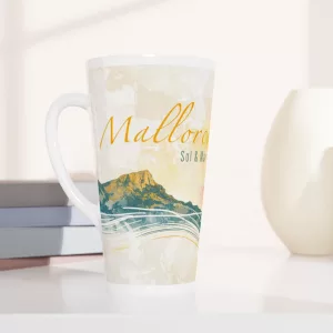 Mallorca Latte Tasse 440 ml mit Sol & Mar Motiv, großer Sonne, Meereslinien und mediterraner Landschaft auf weißer Keramik