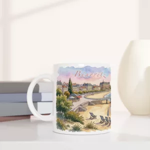 Biarritz Tasse 330 ml aus weißer Keramik mit Aquarellmotiv von Strand, Felseninsel, Leuchtturm, Booten und Küstenansicht in hellen Pastelltönen