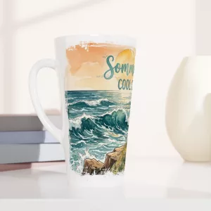 Latte Tasse 440 ml aus weißer Keramik mit Aquarellmotiv von Meer, Wellen, Frau, Dalmatiner, Gitarre und Schriftzug Summer Vibes Cool Coastal in warmen Sommerfarben